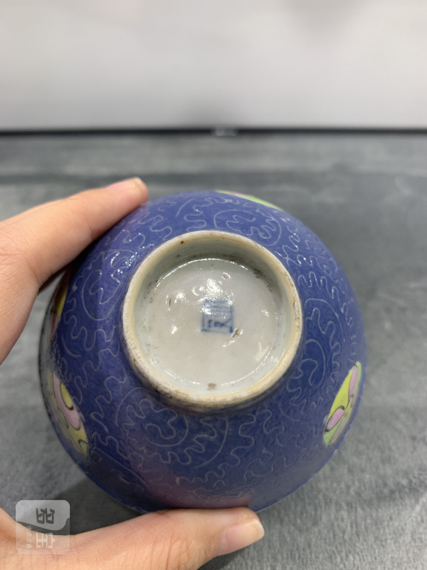 清乾隆蓝地轧道粉彩皮球花卉纹茶园 - 图6